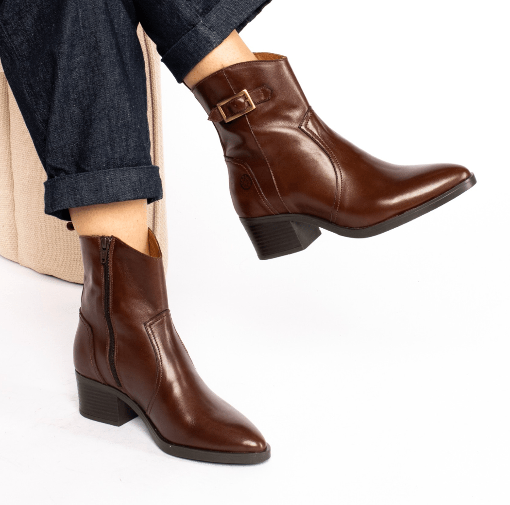 1238 - P - BOTIM EM PELE COM FIVELA - Pé Calçado