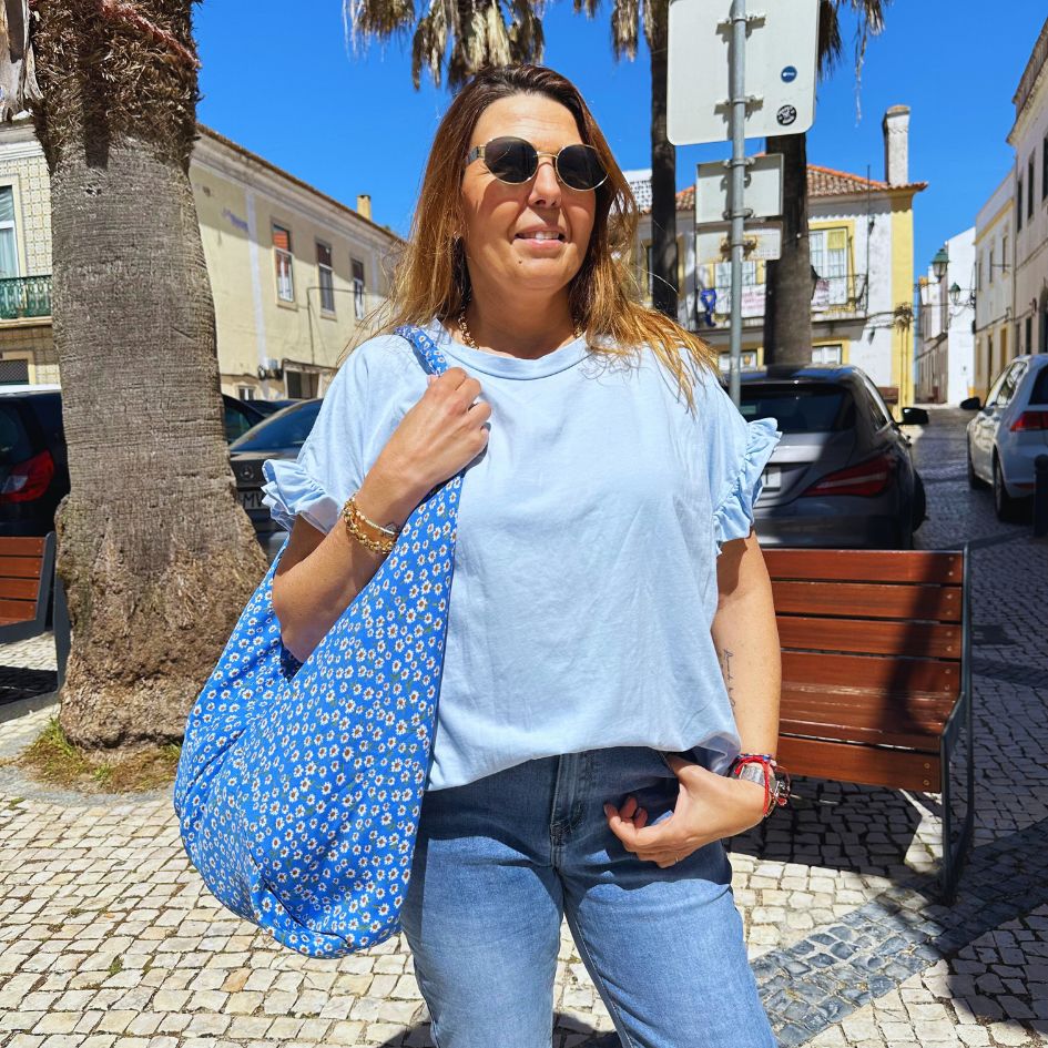 T-SHIRT COM FOLHOS NA MANGA