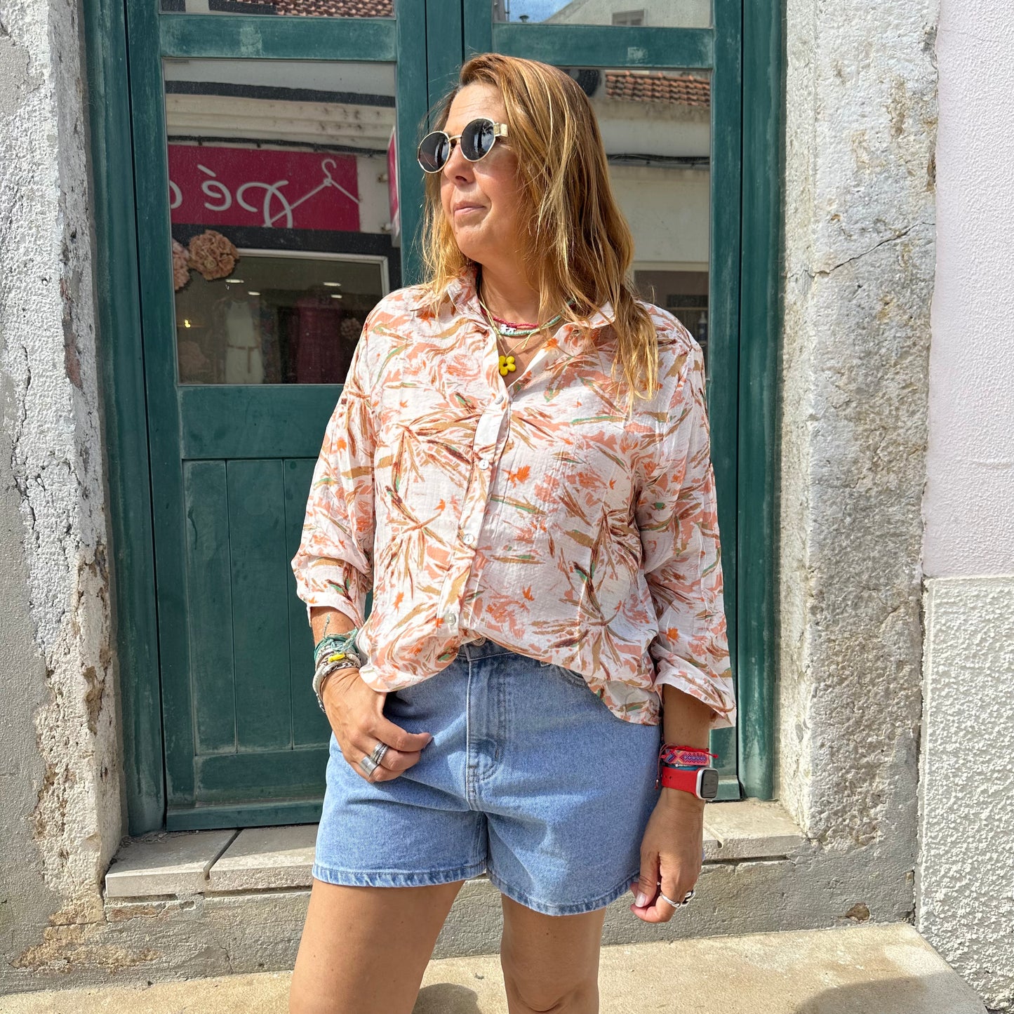 CAMISA COM PADRÃO FLORAL