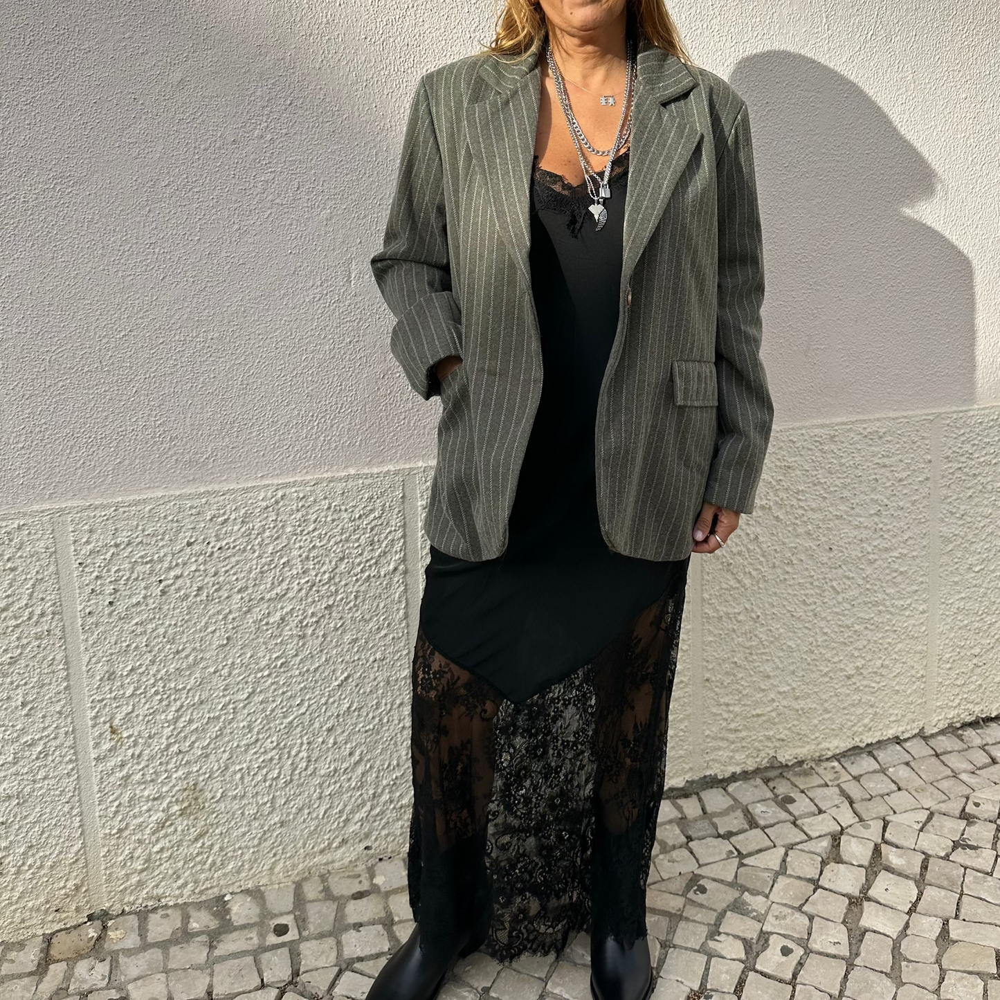 VESTIDO DE CETIM COM RENDA