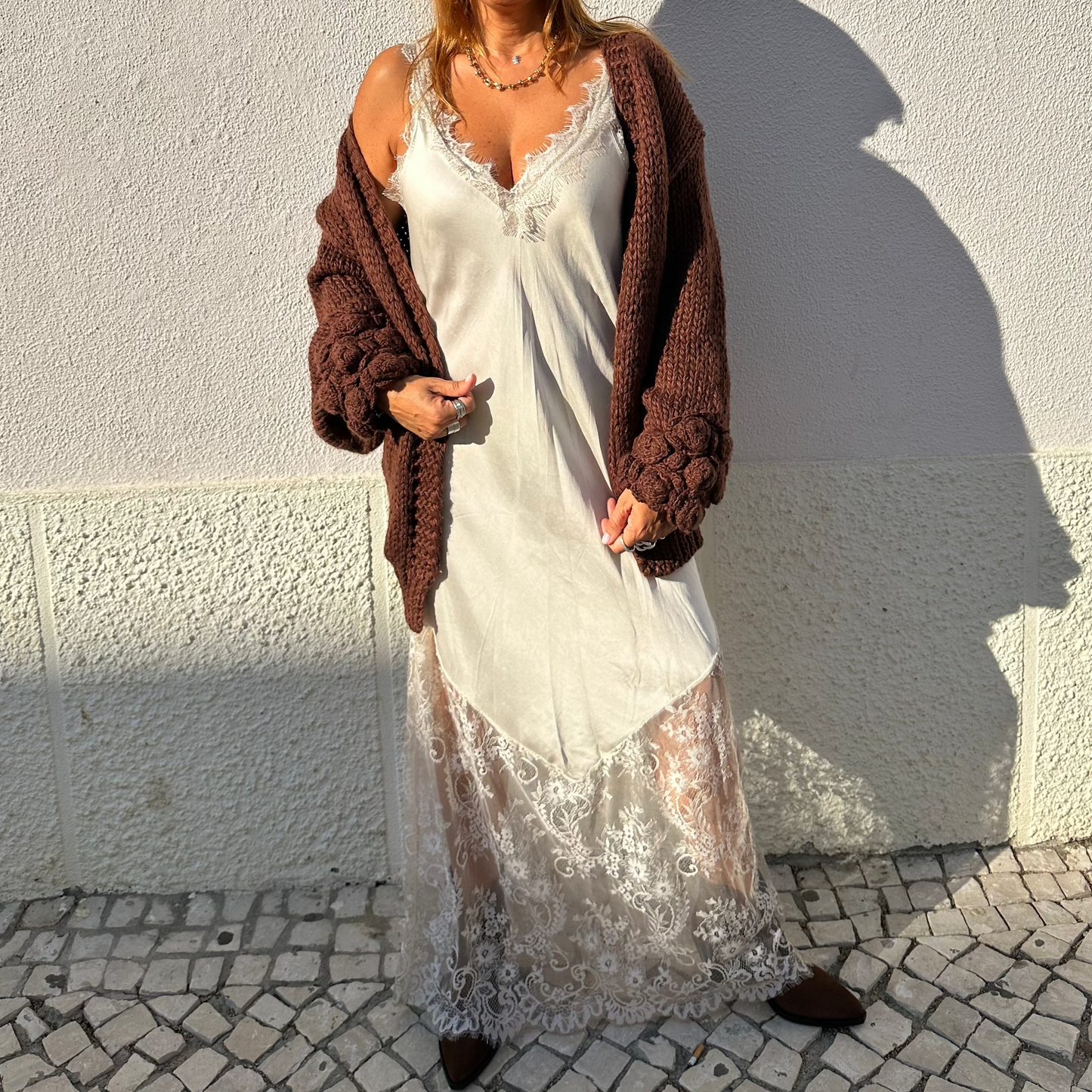 VESTIDO DE CETIM COM RENDA