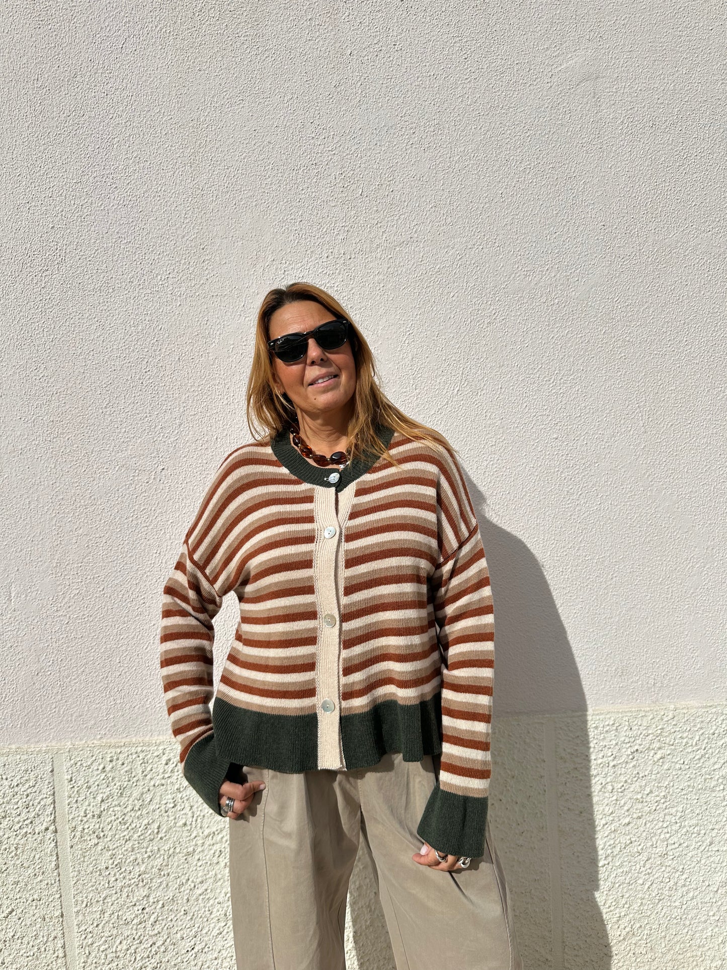 CASACO DE MALHA COM RISCAS COLORIDAS