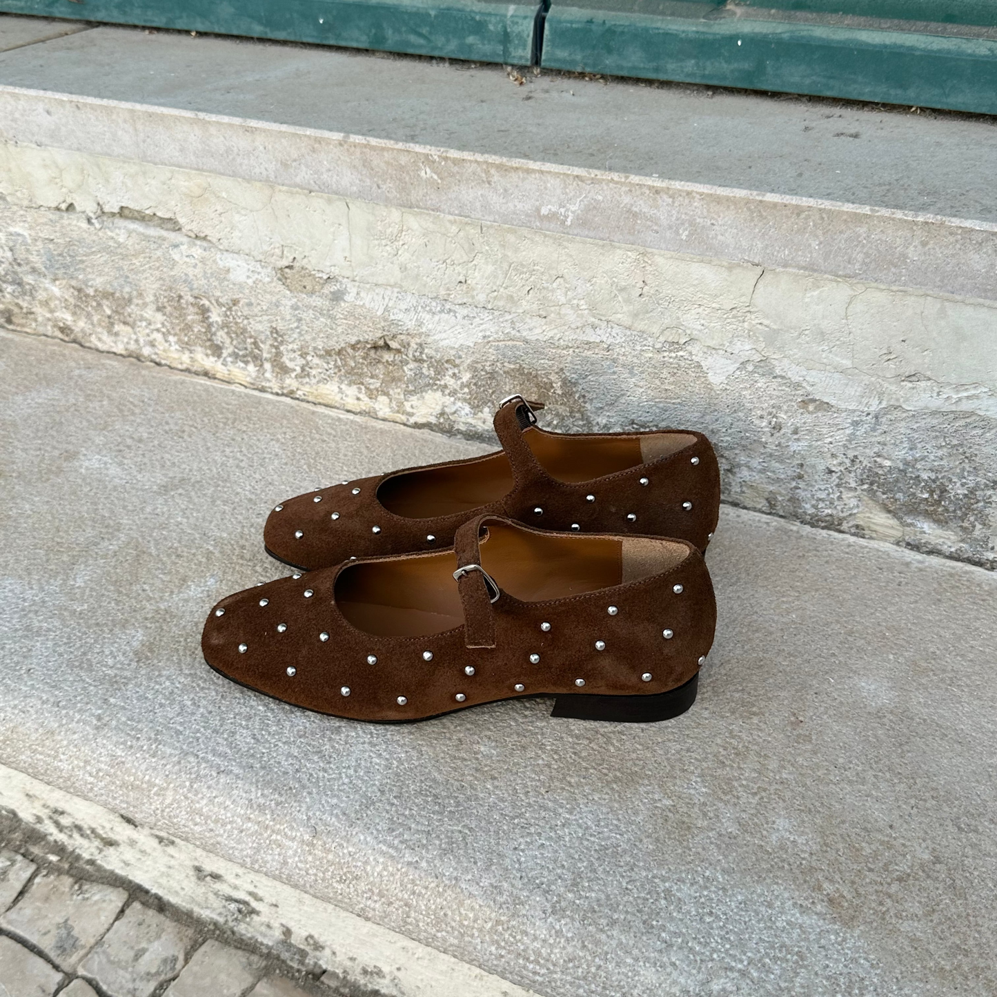 T1648-C SABRINAS DE CAMURÇA COM TACHAS