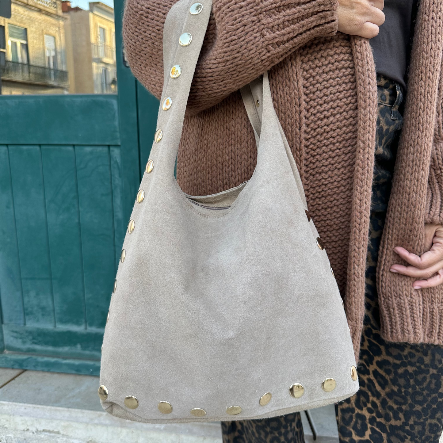 MALA BEGE EM CAMURÇA COM TACHAS