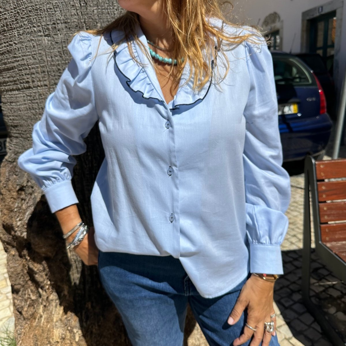 CAMISA COM FOLHOS NA GOLA - Pé Calçado