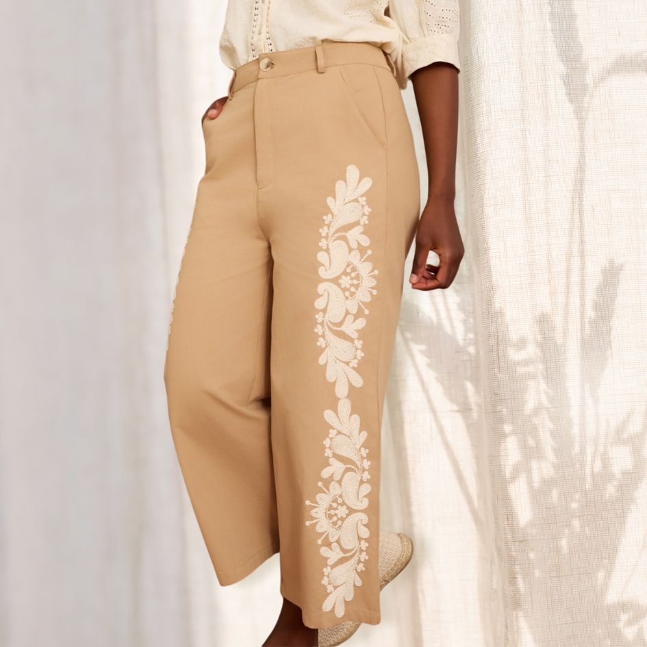 MEISÏE | CALÇAS CROPPED BEGE COM BORDADO - Pé Calçado
