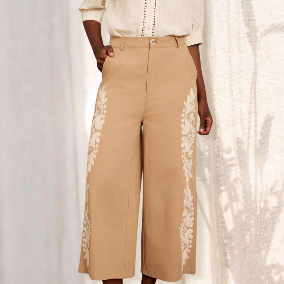 MEISÏE | CALÇAS CROPPED BEGE COM BORDADO - Pé Calçado