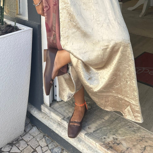 T1545 - SABRINAS EM PELE CASTANHAS COM LAÇOS - Pé Calçado