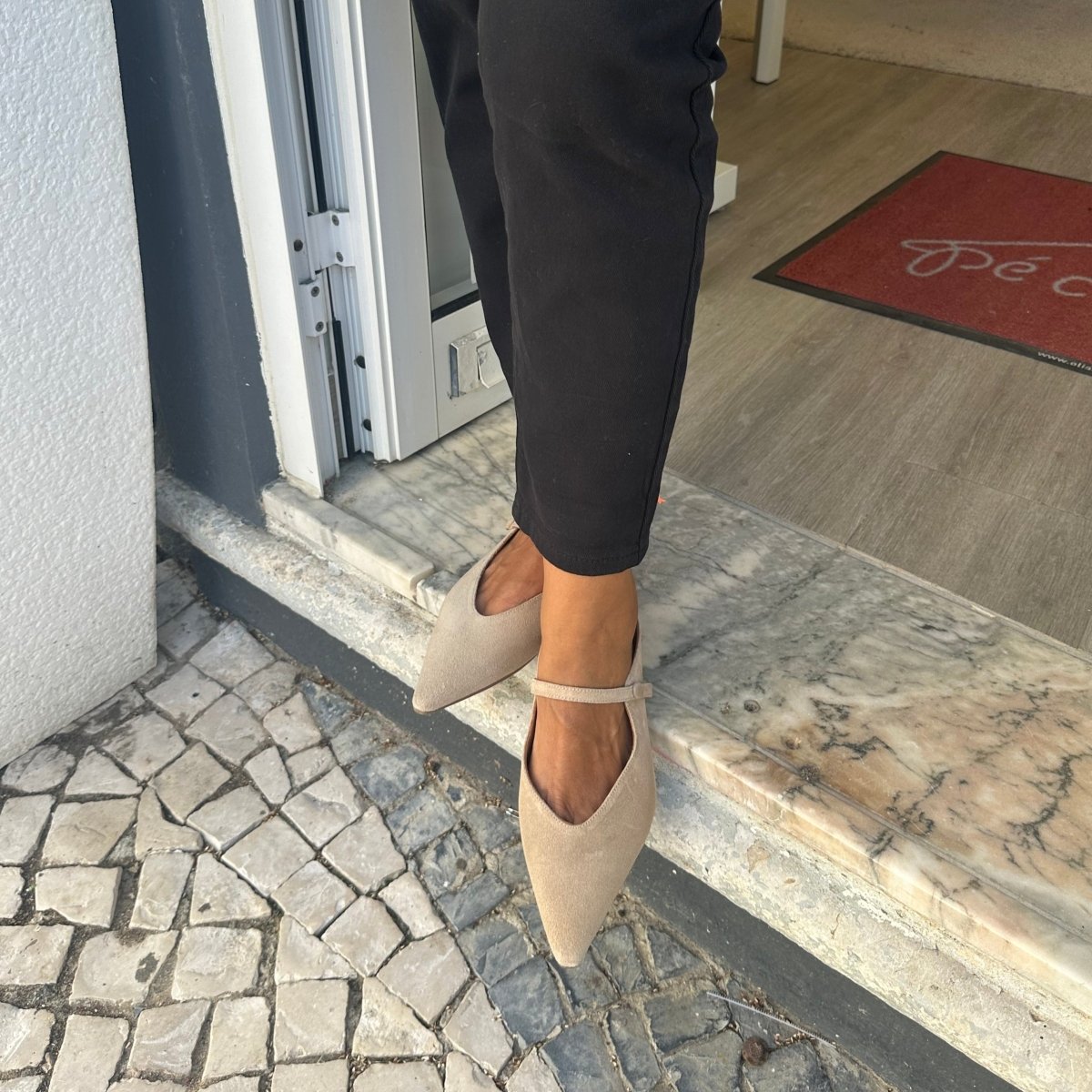 T1557 - SAPATO FECHADO BEGE - Pé Calçado