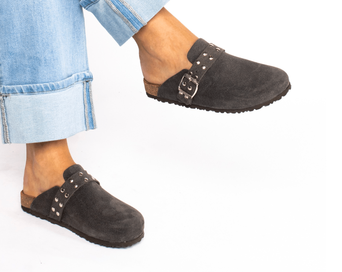 T988 - R - CLOGS EM CAMURÇA COM TACHAS - Pé Calçado