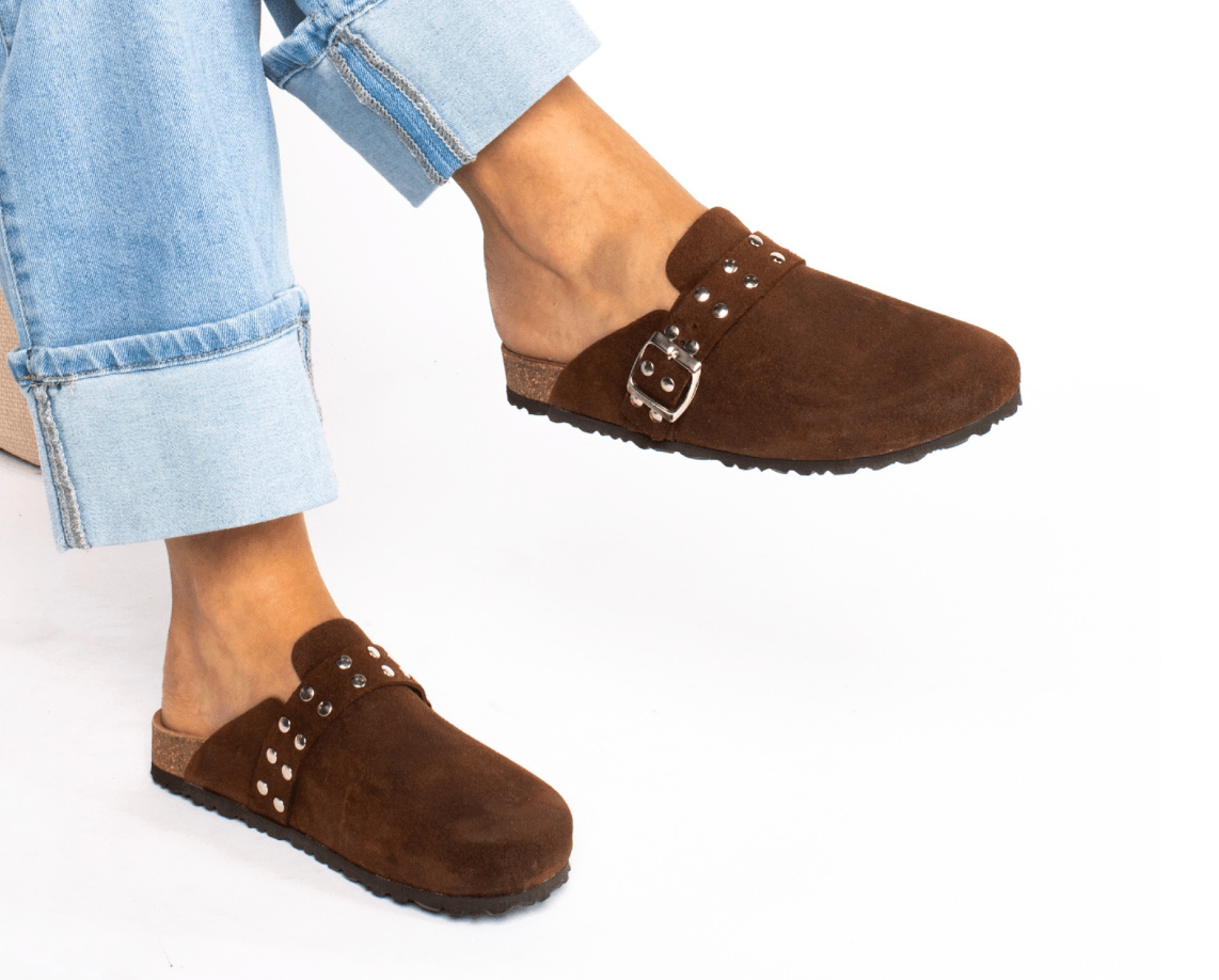 T988 - R - CLOGS EM CAMURÇA COM TACHAS - Pé Calçado