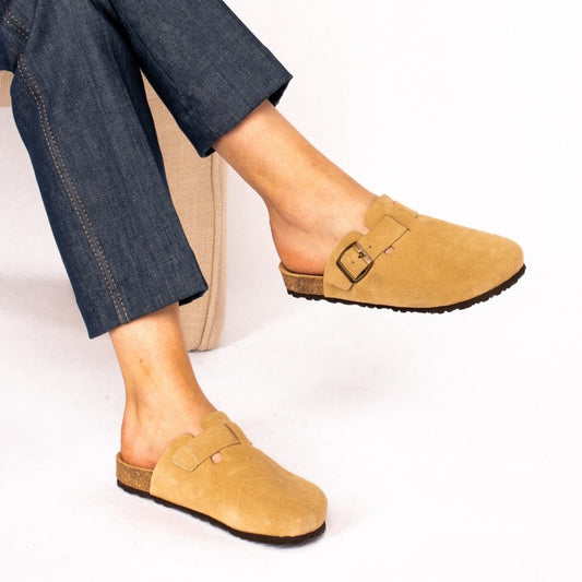 TAPADAS | CLOG CAMURÇA BEGE - Pé Calçado