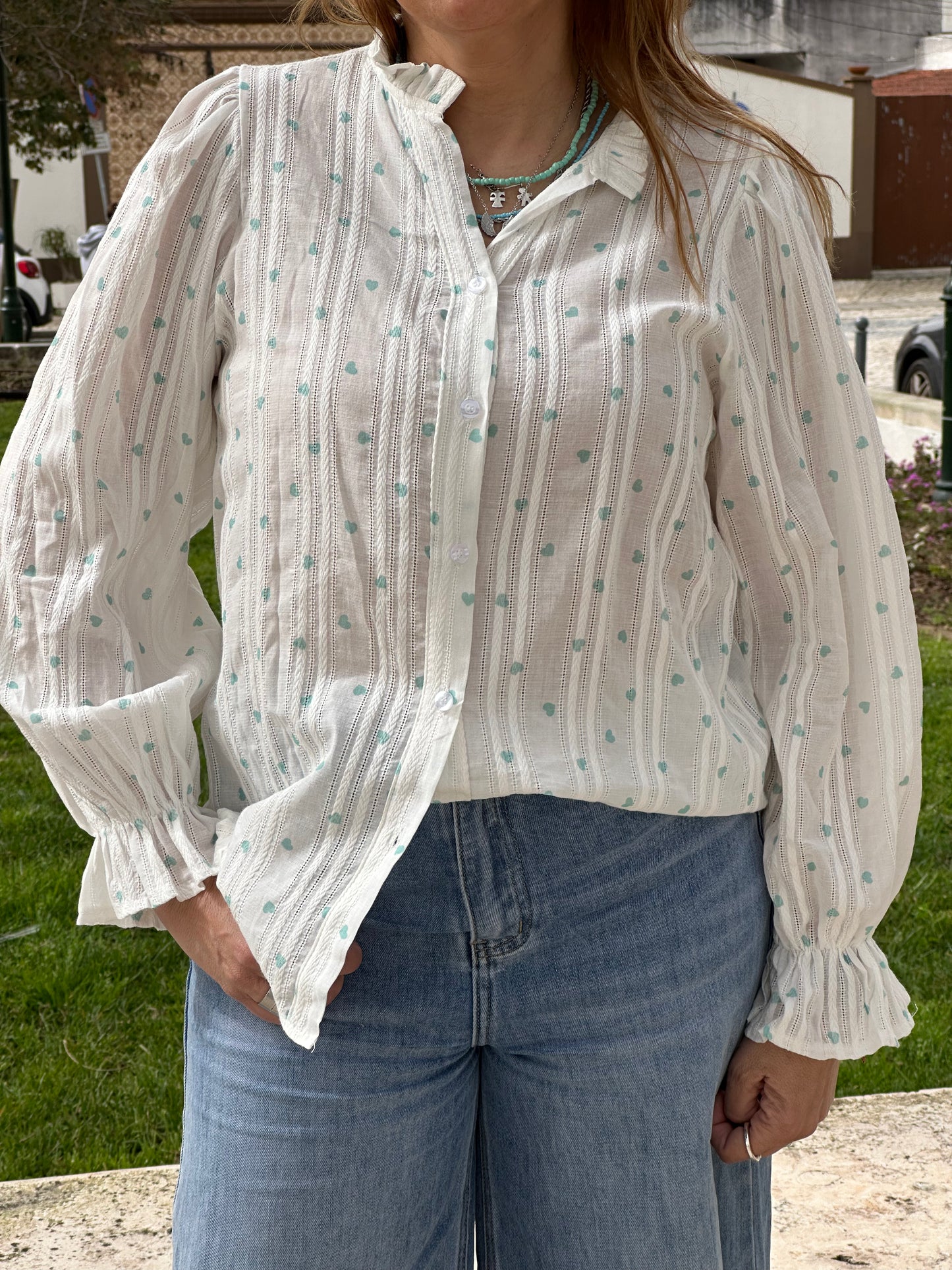 CAMISA BRANCA COM CORAÇÕES