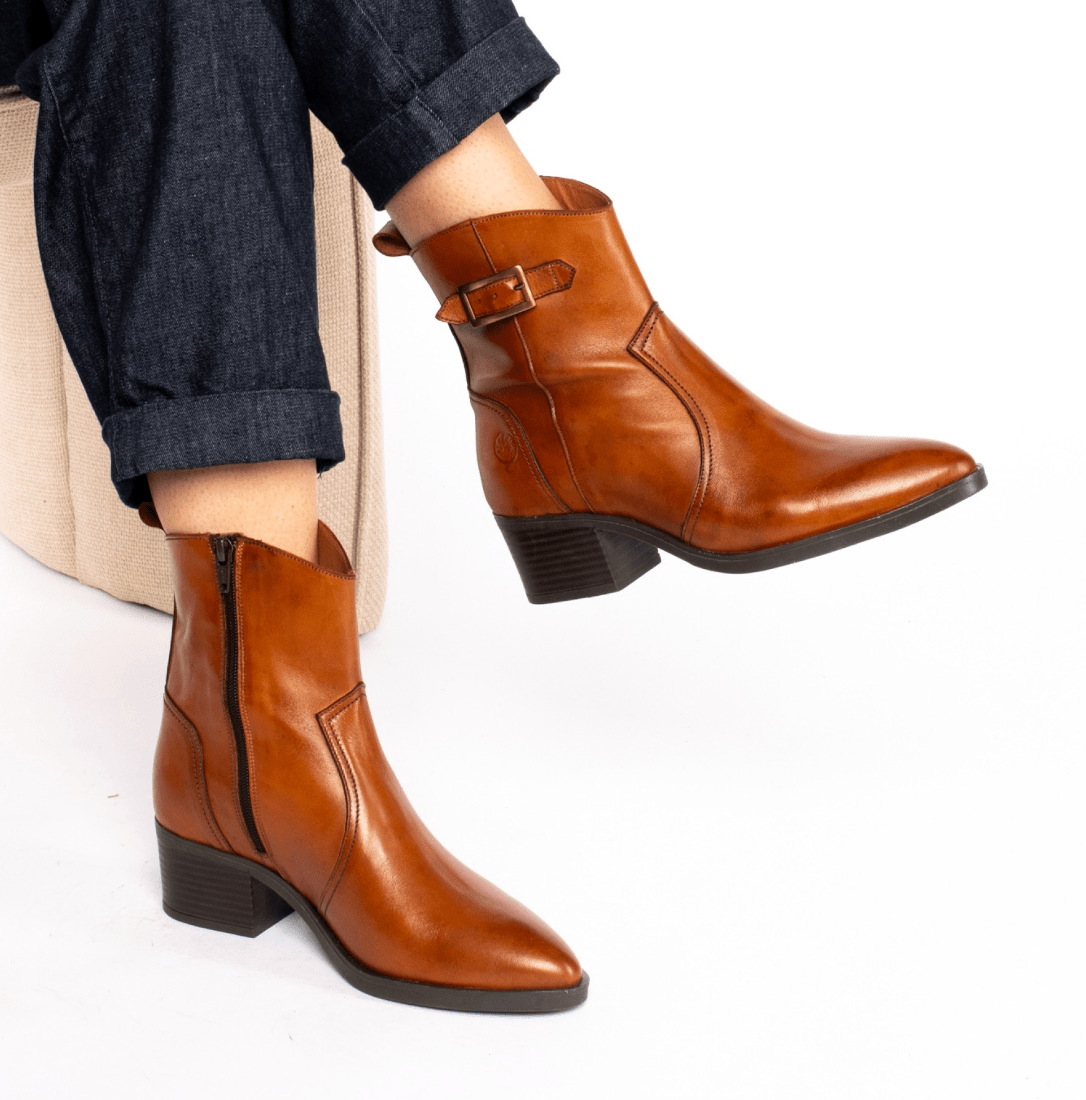 1238 - P - BOTIM EM PELE COM FIVELA - Pé Calçado