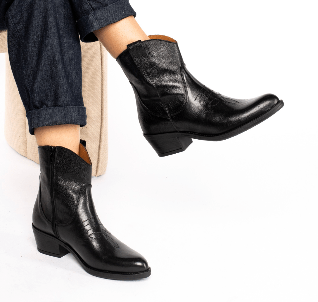 1255 - F - BOTIM TEXANO EM PELE - Pé Calçado