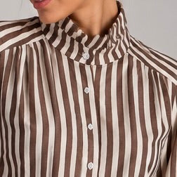 CAMISA ÀS RICAS COM GOLA ALTA