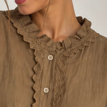 CAMISA COM FOLHOS E RENDA