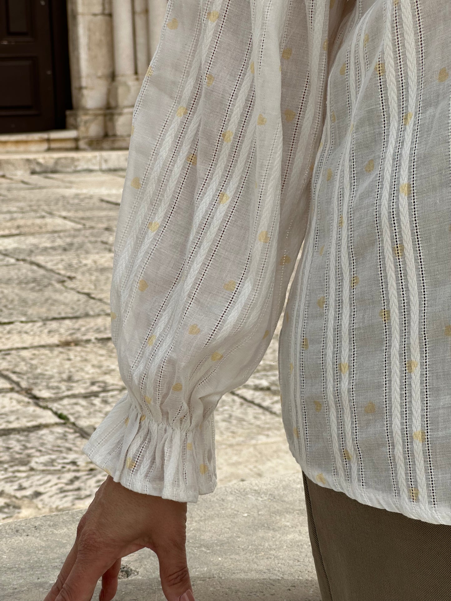 CAMISA BRANCA COM CORAÇÕES