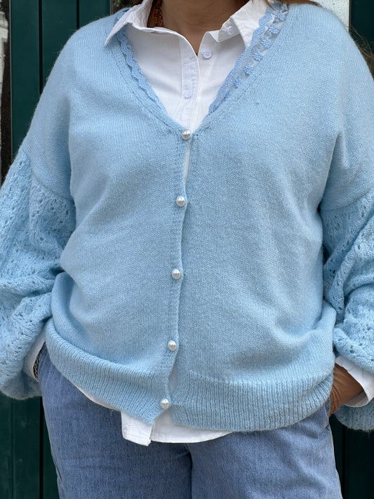 CASACO COM RENDA E BOTÕES PÉROLA.