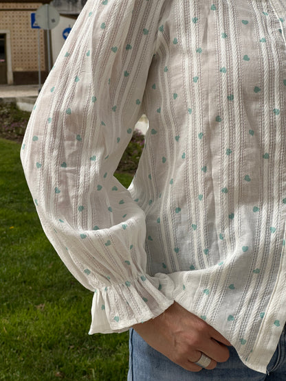 CAMISA BRANCA COM CORAÇÕES
