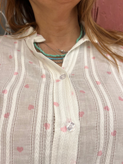 CAMISA BRANCA COM CORAÇÕES