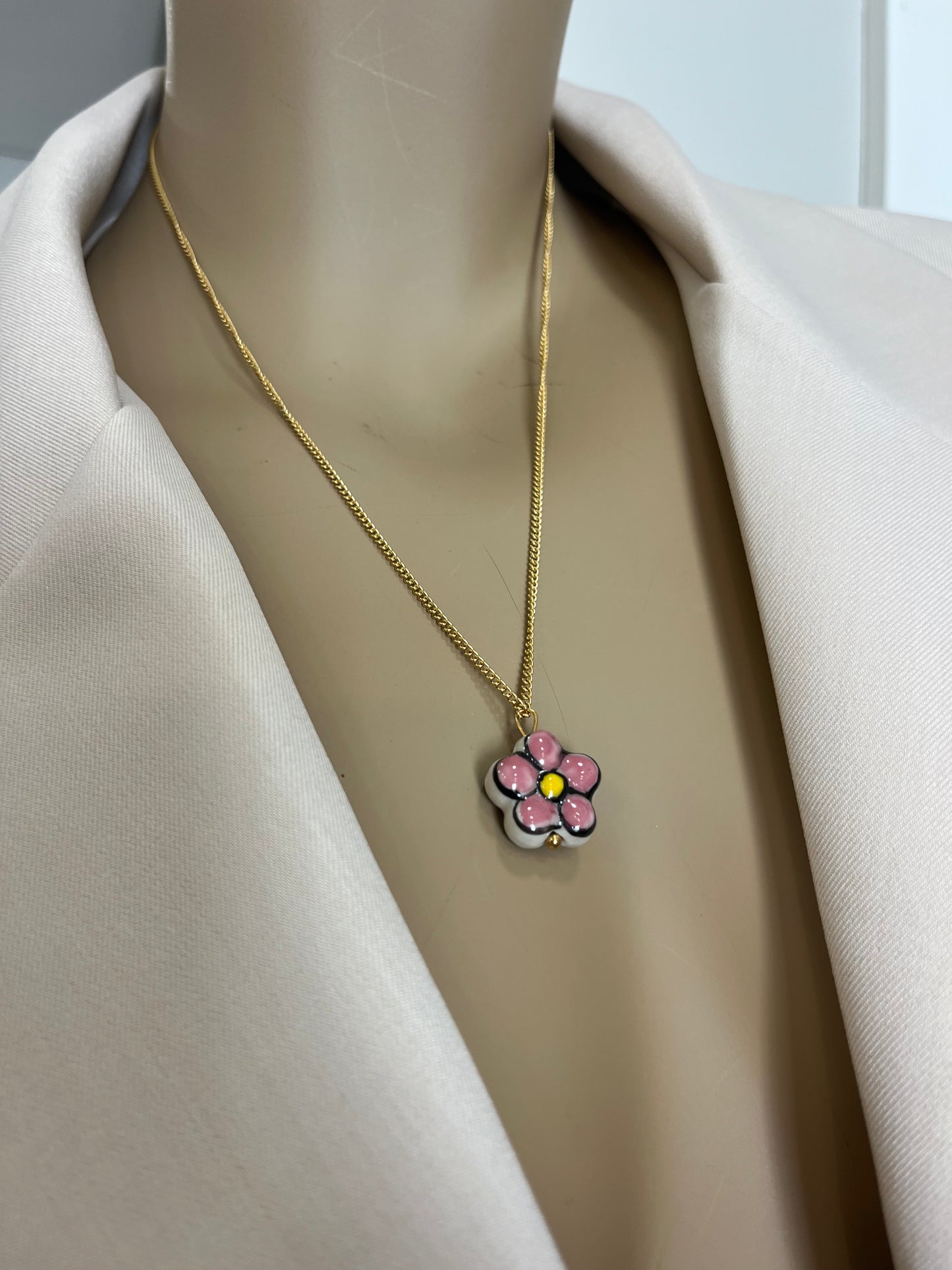 COLAR COM FLOR DE PORCELANA