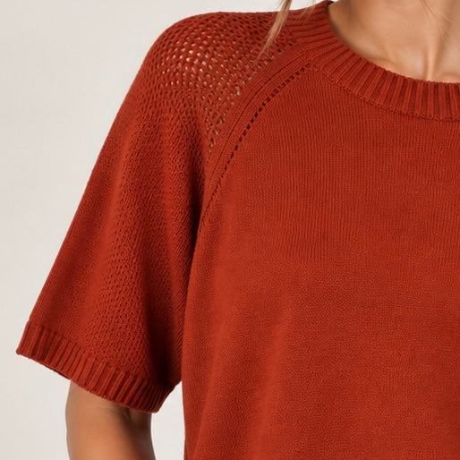 CAMISOLA DE MALHA COM MANGA PERFURADA