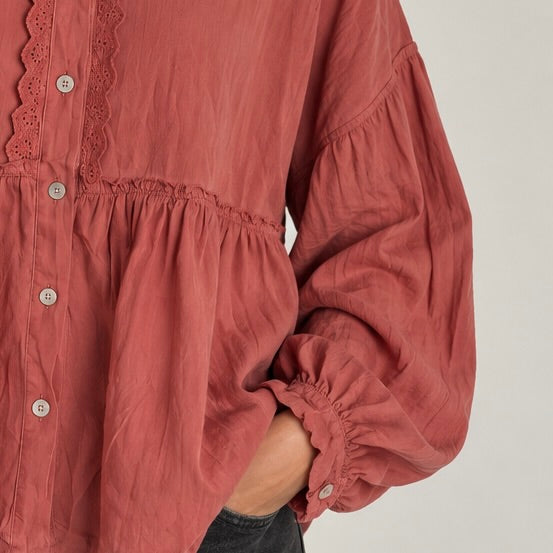 CAMISA COM FOLHOS E RENDA