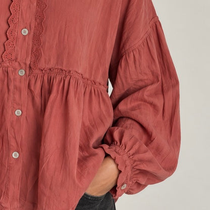 CAMISA COM FOLHOS E RENDA