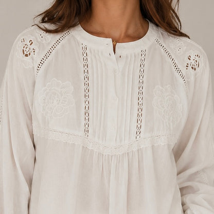 CAMISA PERFORADA COM FLORES