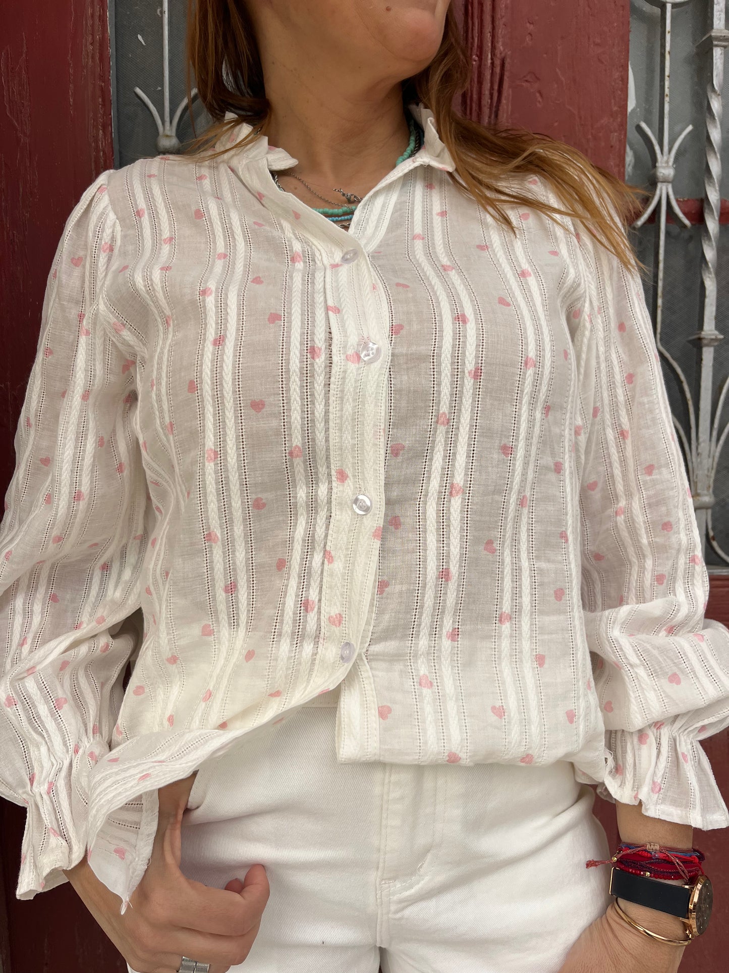 CAMISA BRANCA COM CORAÇÕES