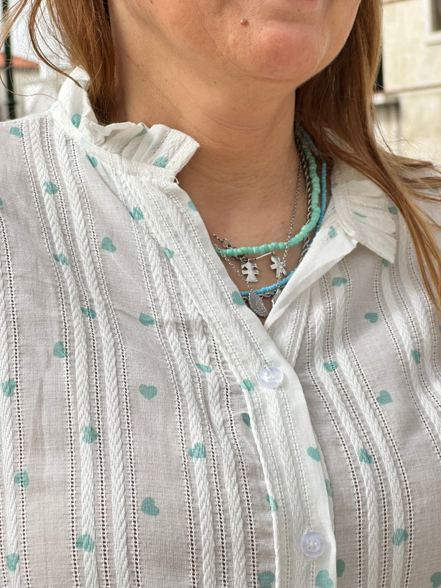 CAMISA BRANCA COM CORAÇÕES