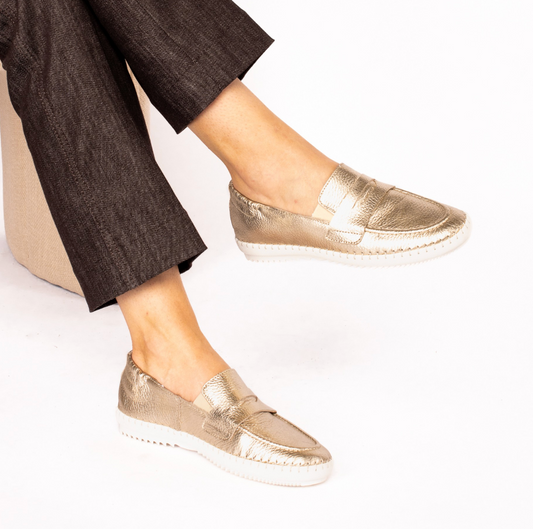 MOCASSIM DESPORTIVO EM PELE LAMINADA