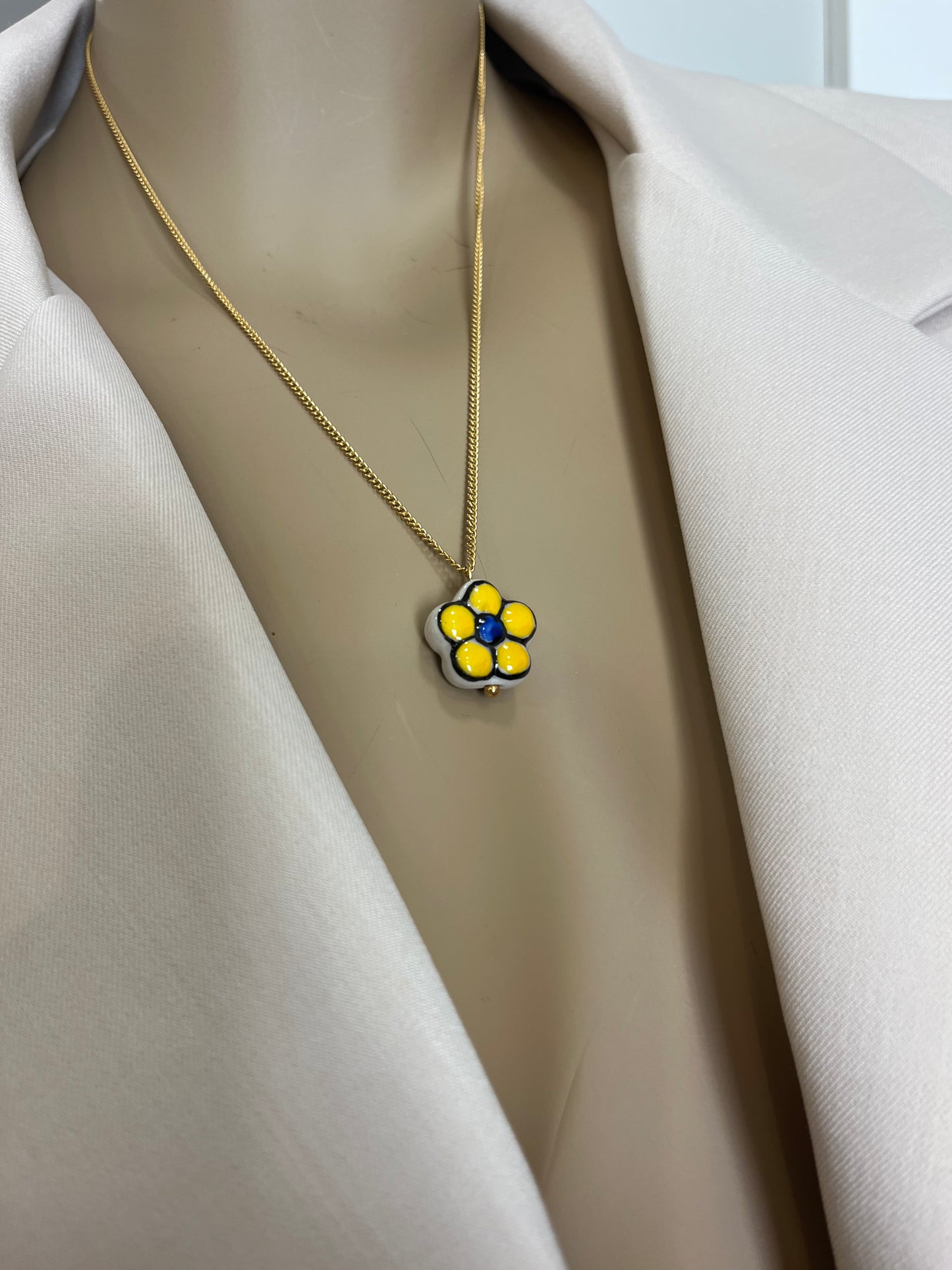 COLAR COM FLOR DE PORCELANA