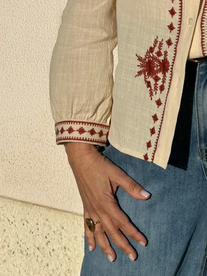 CAMISA COM DETALHES FLORAIS