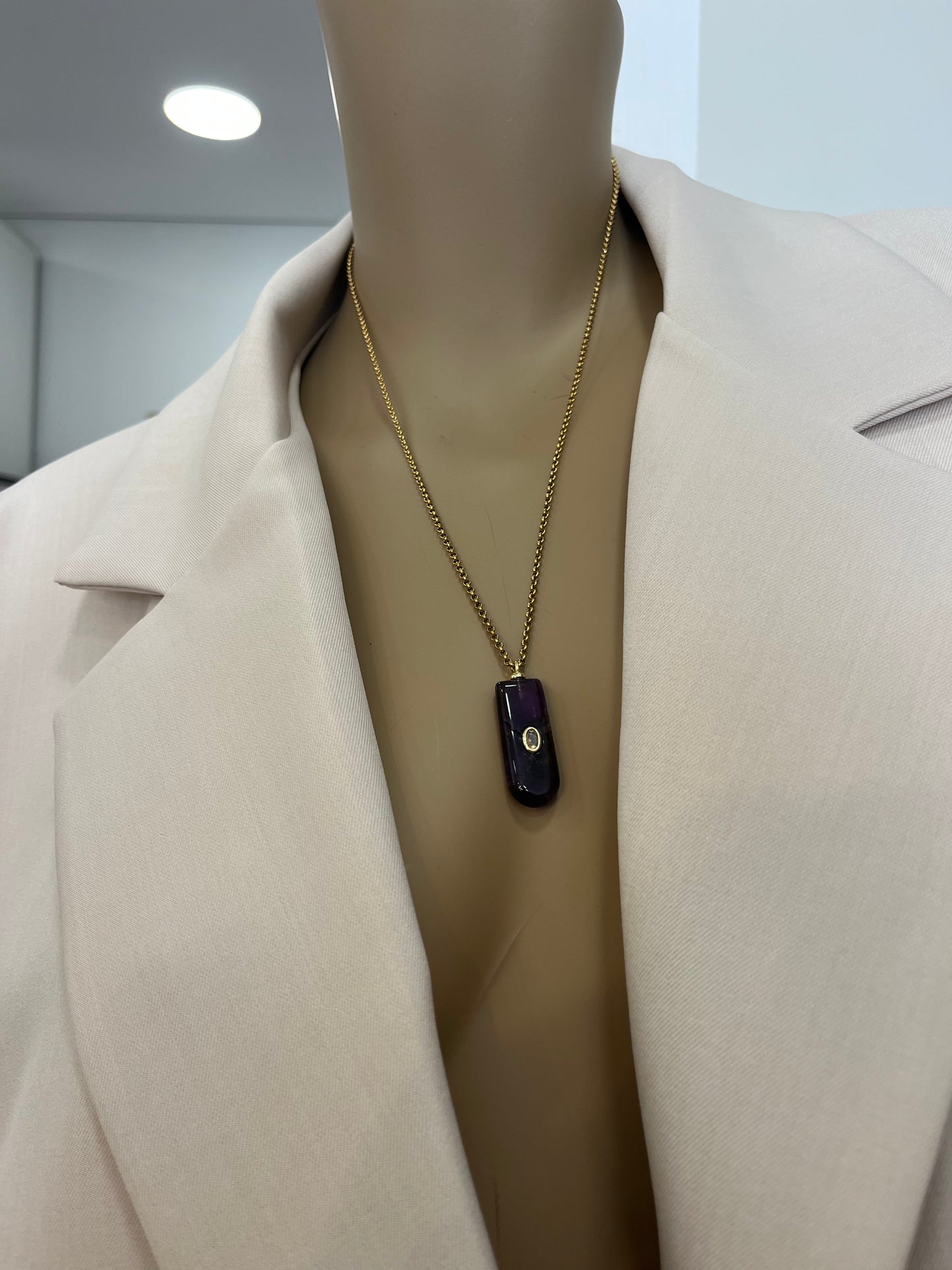 COLAR REGULAR COM DETALHE OVAL