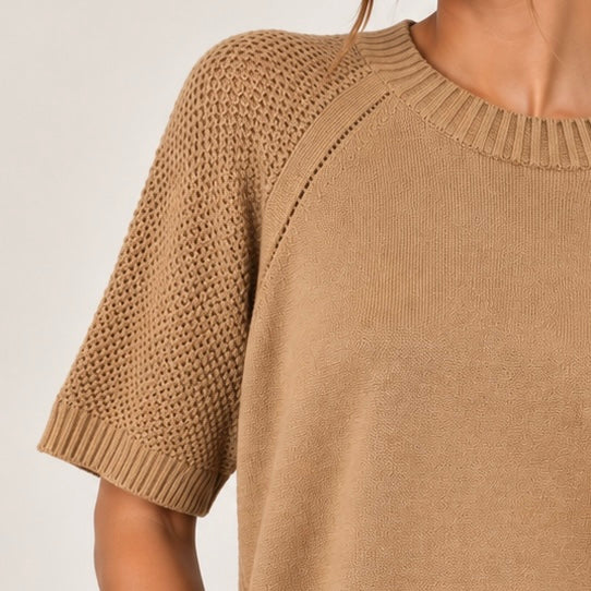 CAMISOLA DE MALHA COM MANGA PERFURADA