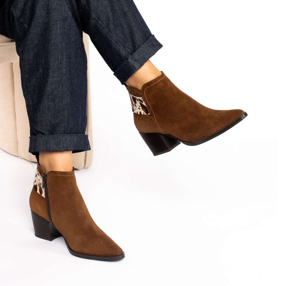 T235-CPL BOTIM EM CAMURÇA COM TIRA E PÊLO