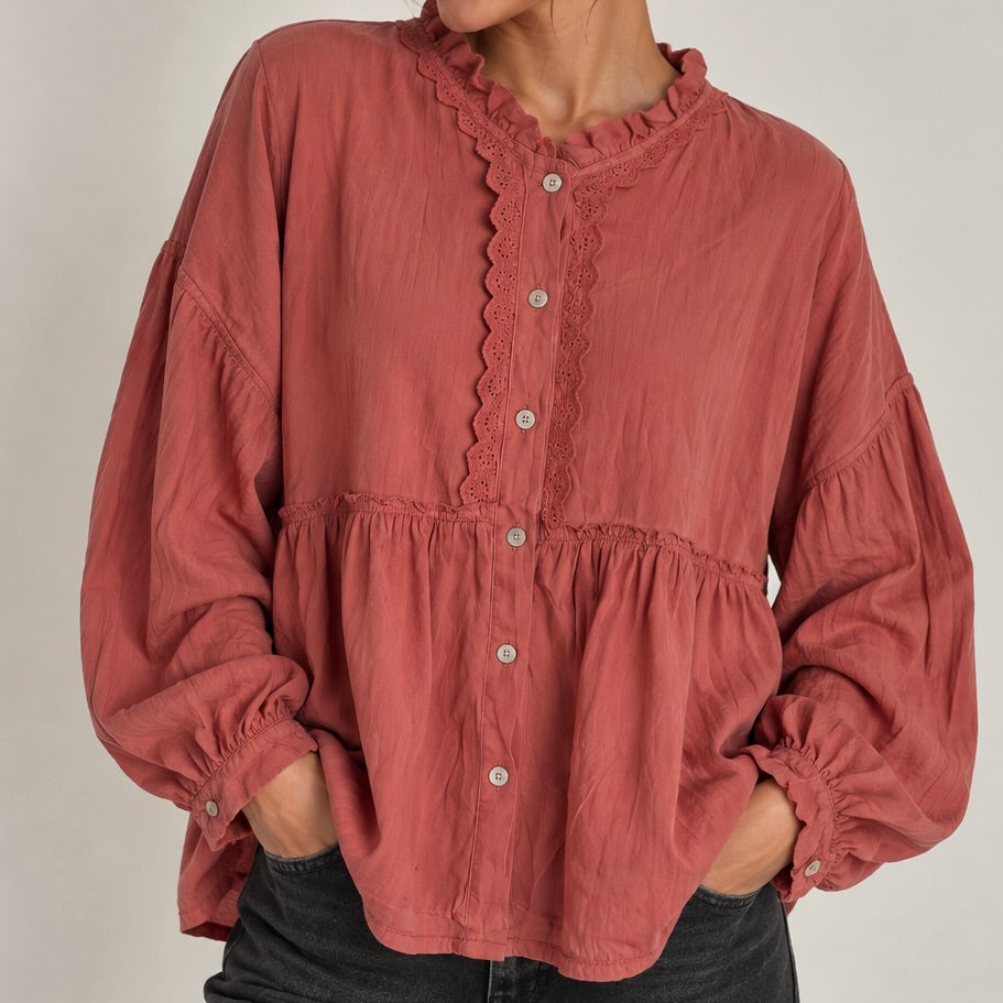 CAMISA COM FOLHOS E RENDA