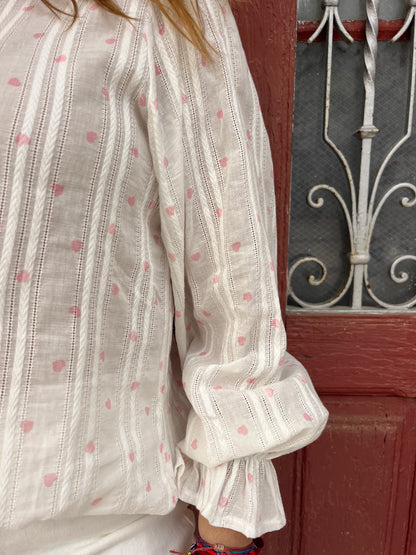 CAMISA BRANCA COM CORAÇÕES