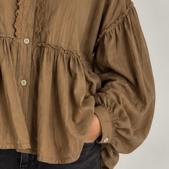 CAMISA COM FOLHOS E RENDA