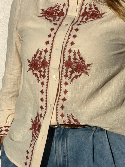 CAMISA COM DETALHES FLORAIS