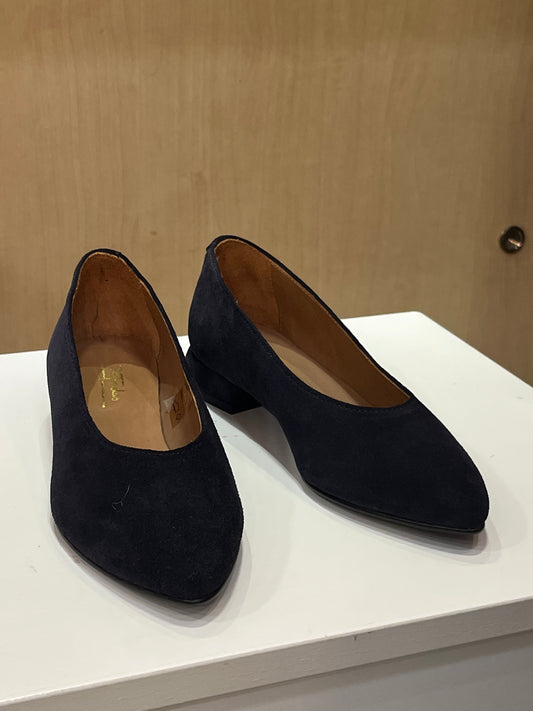 SAPATO SALTO BAIXO EM CAMURÇA