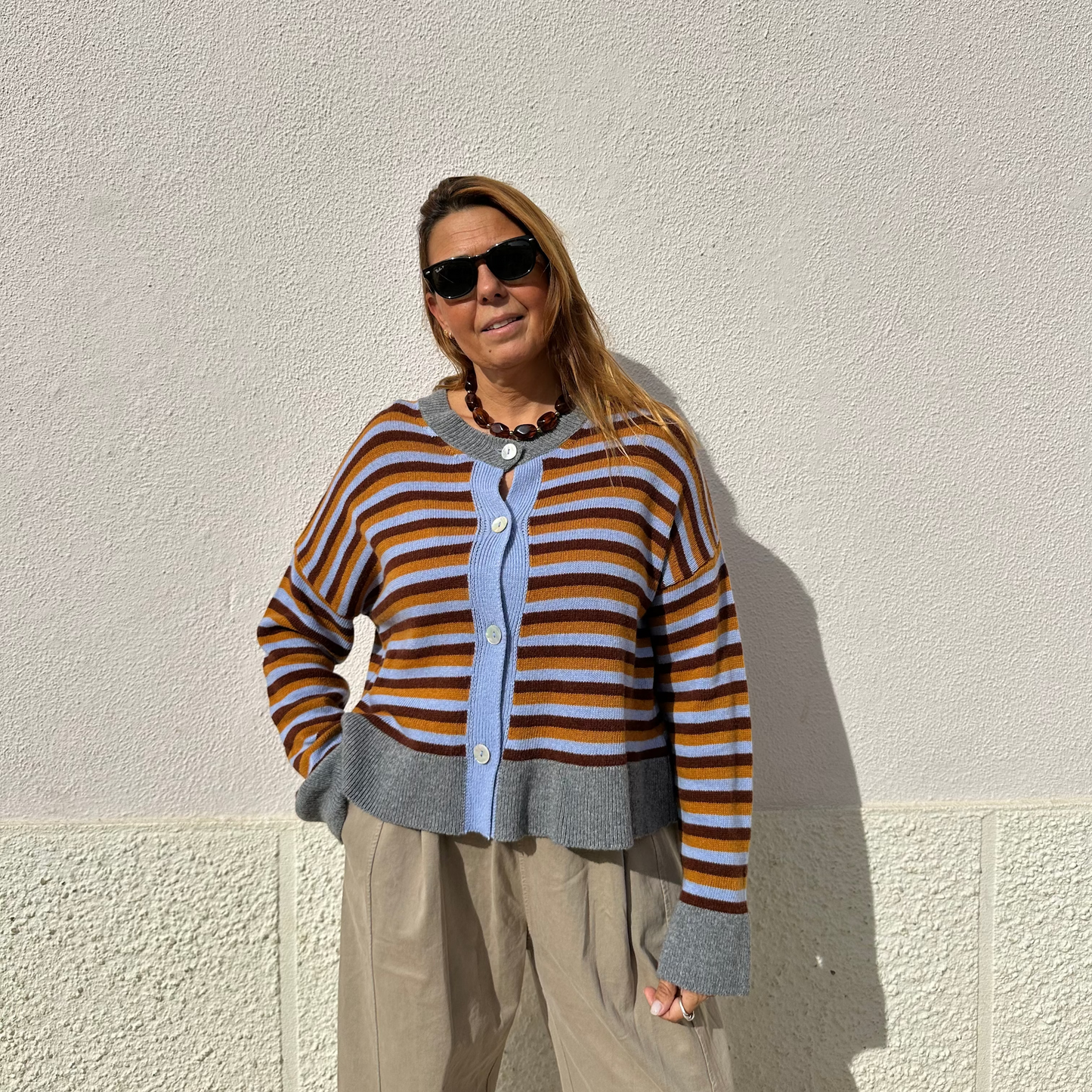 CASACO DE MALHA COM RISCAS COLORIDAS