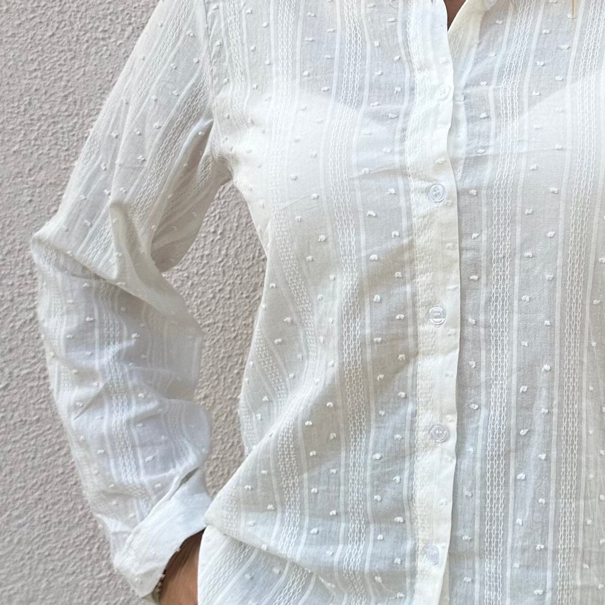 CAMISA BRANCA COM RELEVO