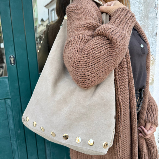 MALA BEGE EM CAMURÇA COM TACHAS