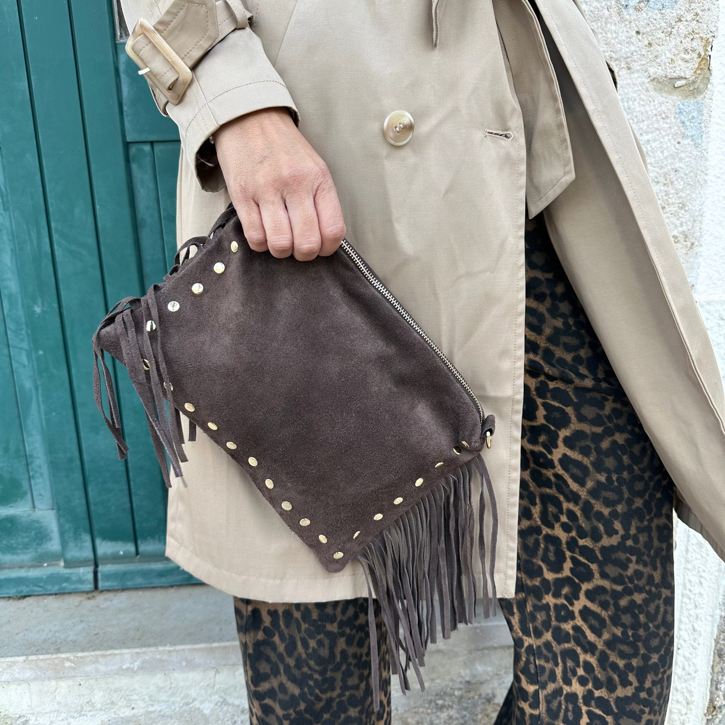 MALA CASTANHA EM CAMURÇA COM TACHAS E FRANJAS