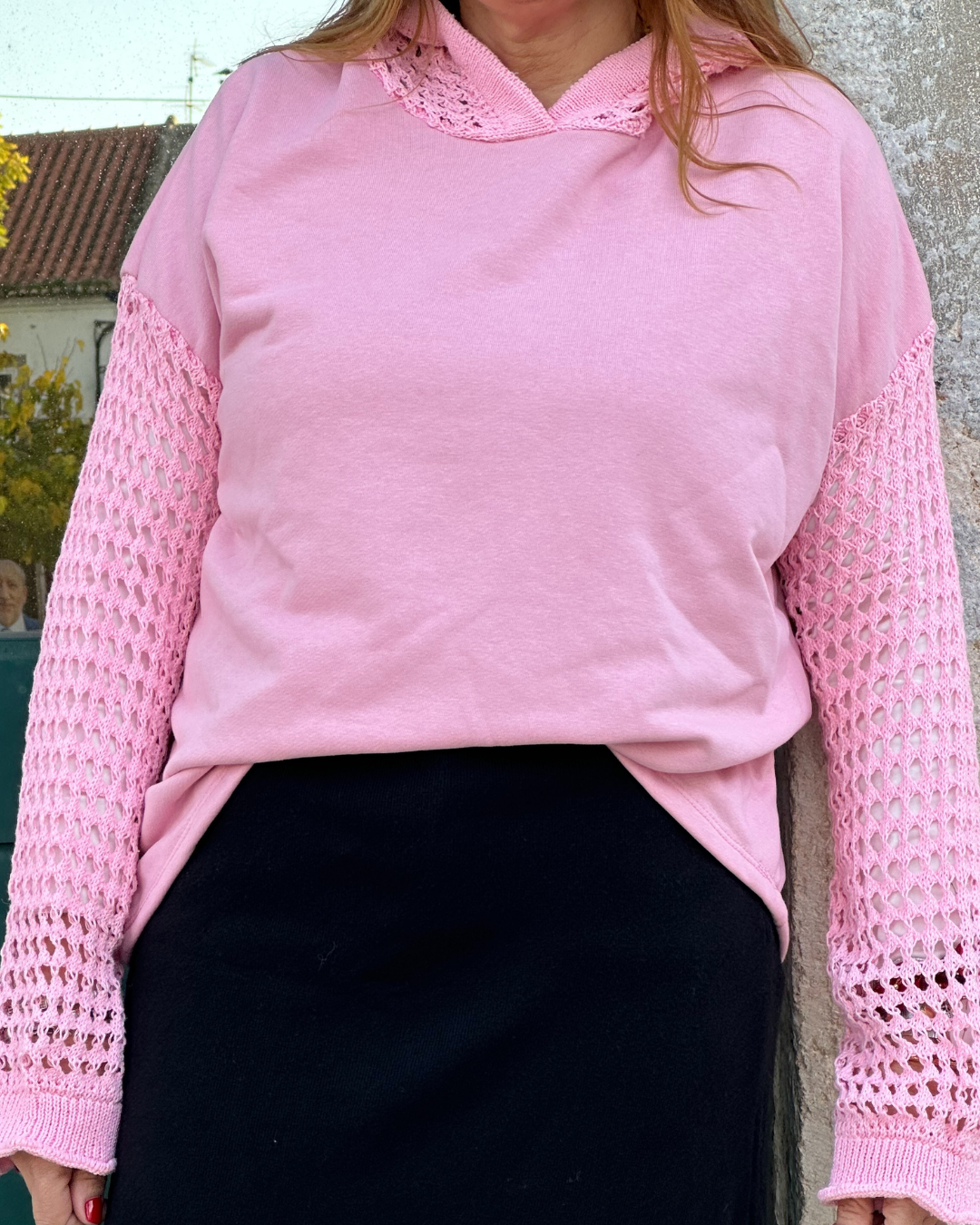 SWEAT COM CAPUZ E MANGAS DE CROCHET
