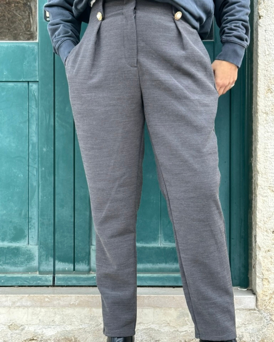 CALÇAS COM CORTE DE ALFAITARIA