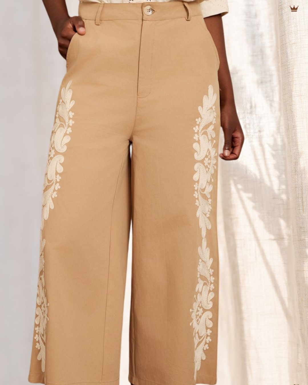 CALÇAS MEISIE COM BORDADOS